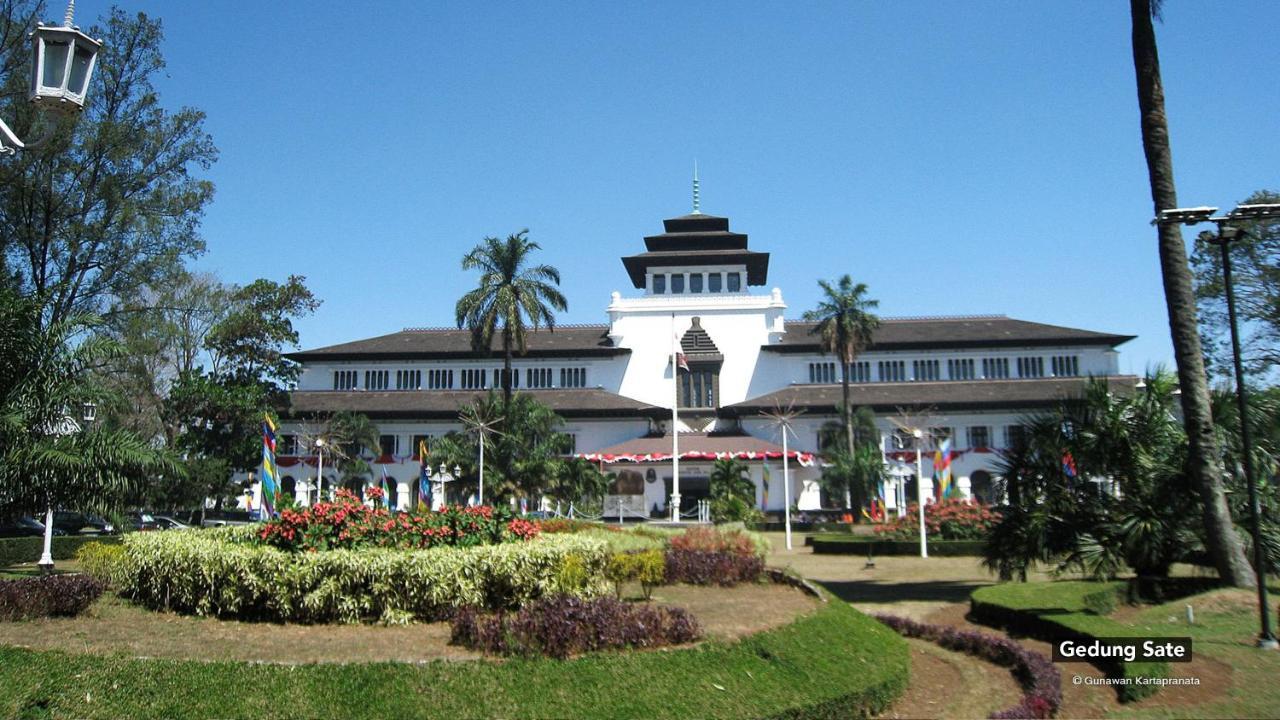 Bantal Guling Trans Hotel Bandung Exterior photo